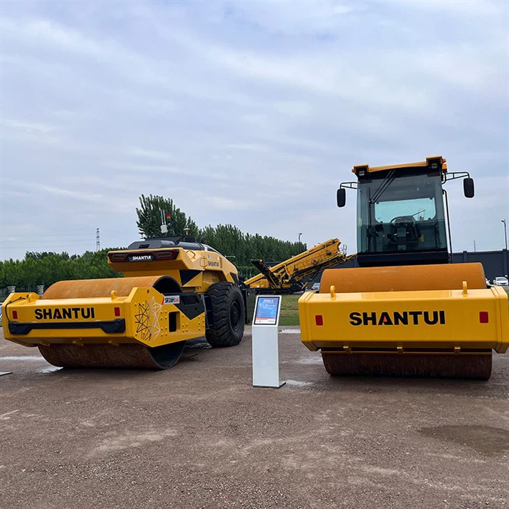 大型ロードローラー