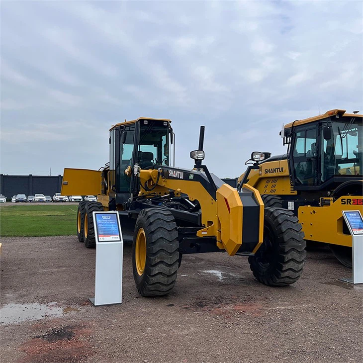 道路整備用モーターグレーダー